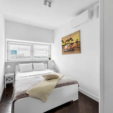 23rd Floor 3br With Views Of דירה ורשה