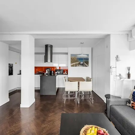 23rd Floor 3br With Views Of Daire Varşova